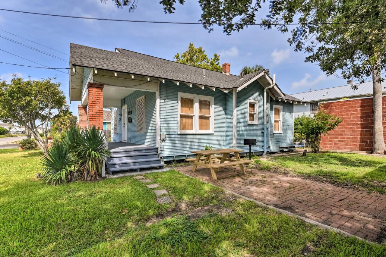 Quaint Galveston Vacation Home - Central Location! Exterior photo
