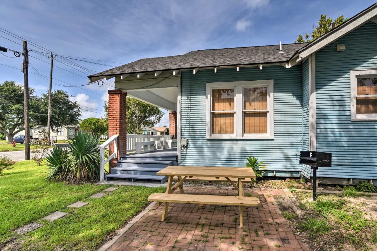 Quaint Galveston Vacation Home - Central Location! Exterior photo